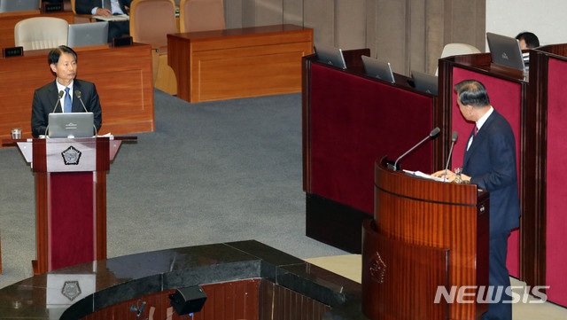 [서울=뉴시스] 장세영 기자 = 김강립 보건복지부 차관이 4일 서울 여의도 국회에서 열린 제376회국회(임시회) 제6차 본회의 '교육, 사회, 문회 분야 대정부질문'에 참석해 홍문표 미래통합당 의원 질의에 답하고 있다. 2020.03.04. photothink@newsis.com