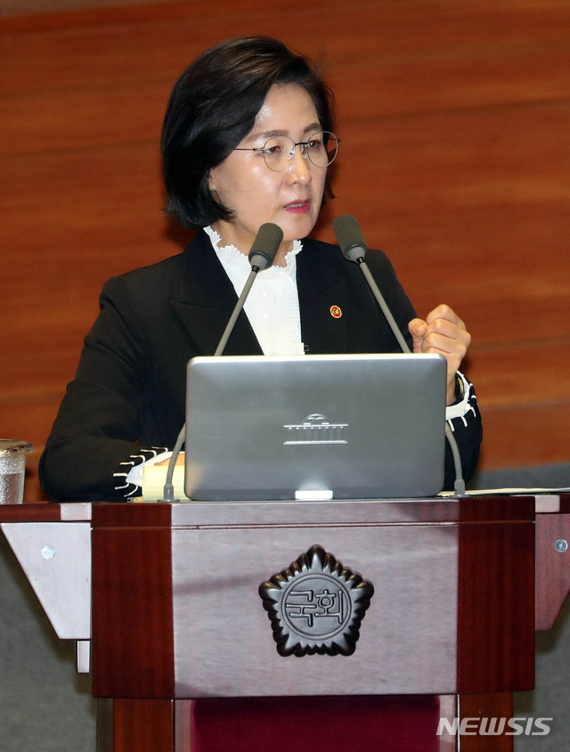 [서울=뉴시스] 장세영 기자 = 추미애 법무부 장관이 4일 서울 여의도 국회에서 열린 제376회국회(임시회) 제6차 본회의 '교육, 사회, 문회 분야 대정부질문'에 참석해 김광수 민생당 의원 질의에 답하고 있다. 2020.03.04. photothink@newsis.com