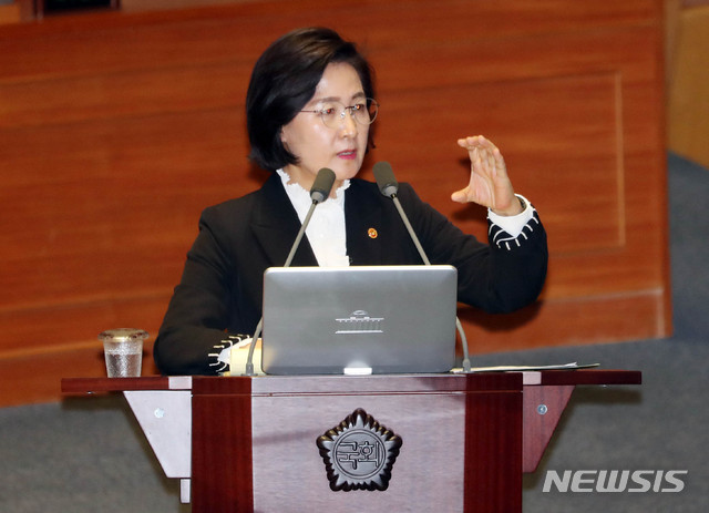 [서울=뉴시스] 장세영 기자 = 추미애 법무부 장관이 4일 서울 여의도 국회에서 열린 제376회국회(임시회) 제6차 본회의 '교육, 사회, 문회 분야 대정부질문'에 참석해 김광수 민생당 의원 질의에 답하고 있다. 2020.03.04.&nbsp; photothink@newsis.com