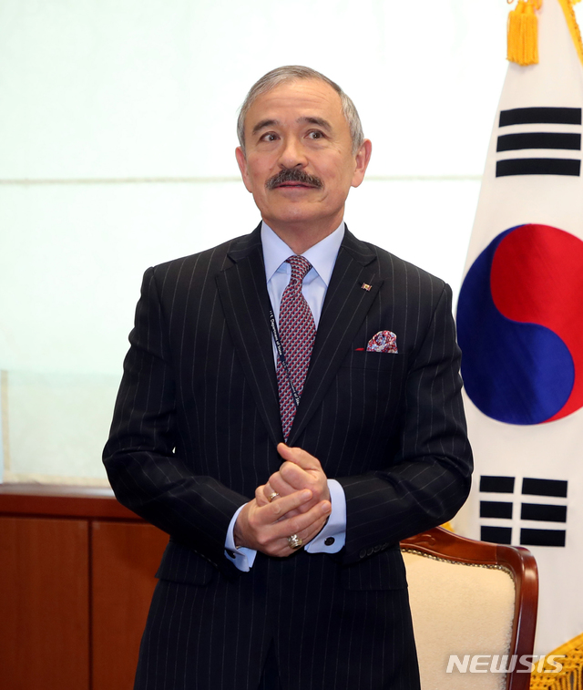 [서울=뉴시스]이윤청 기자 = 해리 해리스 주한미국대사가 조세영 외교부 제1차관과 신종 코로나바이러스 감염증(코로나19) 대응 문제 등을 논의하기 위해 4일 오후 서울 종로구 외교부 청사 접견실에 서 있다. 2020.03.04.&nbsp; photo@newsis.com