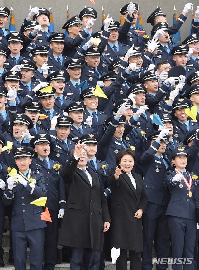 [청주=뉴시스]배훈식 기자 = 문재인 대통령과 김정숙 여사가 4일 충북 청주시 공군사관학교에서 열린 제68기 졸업 및 임관식에 참석해 졸업생도들과 종이비행기를 날리며 기념촬영을 하고 있다. 2020.03.04. dahora83@newsis.com