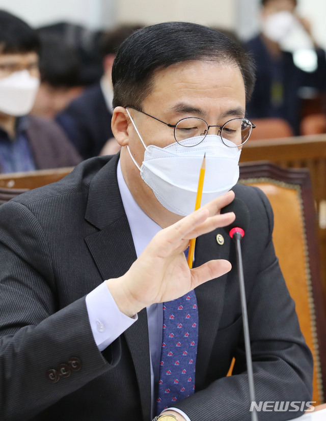 [서울=뉴시스] 김진아 기자 = 김세환 중앙선거관리위원회 사무차장이 4일 서울 여의도 국회에서 열린 행정안전위원회 전체회의에서 의원들의 질의에 답하고 있다. 2020.03.04.&nbsp; bluesoda@newsis.com