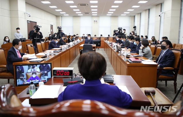 [서울=뉴시스] 김진아 기자 = 전혜숙 행정안전위원회 위원장이 4일 서울 여의도 국회에서 열린 행정안전위원회 전체회의를 주재하고 있다. 2020.03.04.&nbsp; bluesoda@newsis.com