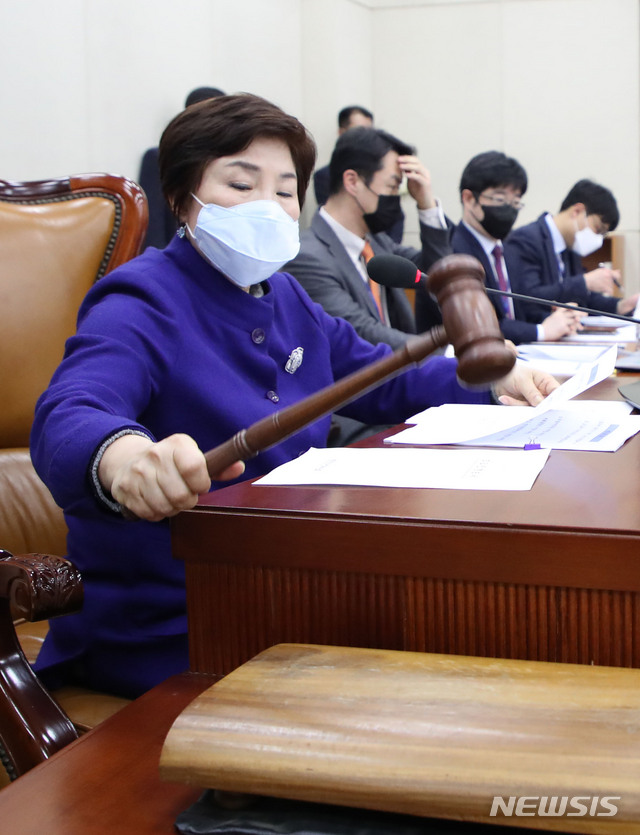 [서울=뉴시스] 김진아 기자 = 전혜숙 행정안전위원회 위원장이 4일 서울 여의도 국회에서 열린 행정안전위원회 전체회의에서 의사봉을 두드리고 있다. 2020.03.04.&nbsp; bluesoda@newsis.com
