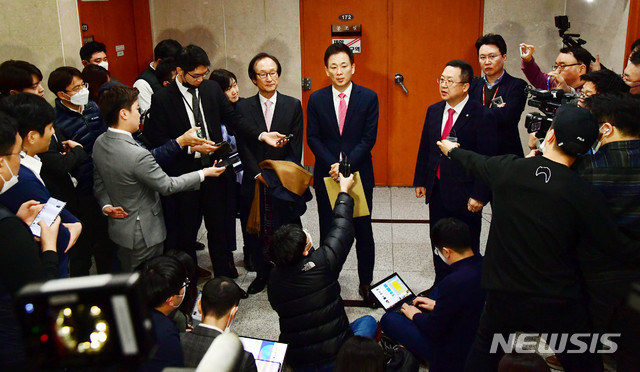 [서울=뉴시스] 장세영 기자 = 박근혜 전 대통령의 변호인인 유영하 변호사가 4일 서울 여의도 국회 정론관에서 박근혜 전 대통령의 옥중 서신을 낭독 기자회견을 끝내고 취재진들의 질문에 답하고 있다. 2020.03.04.&nbsp; photothink@newsis.com