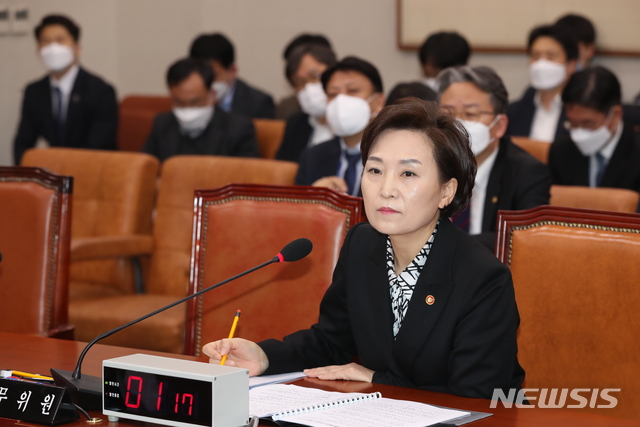 [서울=뉴시스] 고승민 기자 = 김현미 국토교통부 장관이 4일 서울 여의도 국회에서 열린 법제사법위원회 전체회의에서 타다 관련 의원들의 질의를 경청하고 있다. 2020.03.04. kkssmm99@newsis.com 