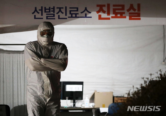 [서울=뉴시스] 고범준 기자 = 4일 오후 서울 중랑구 서울의료원에 마련된 신종 코로나바이러스 감염증(코로나19) 선별진료소에서 의료진들이 쌀쌀해진 날씨에 몸을 움츠리고 있다. 2020.03.04.&nbsp; bjko@newsis.com