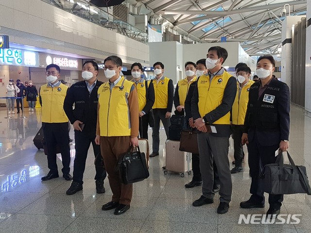 [서울=뉴시스] 5일 오전 외교부와 법무부, 경찰청 등 관계기관으로 구성된 정부합동 신속대응팀이 천국제공항에서 태국 방콕으로 출국한다. 이들은 방콕에서 각각 베트남 하노이와 호치민, 다낭으로 향할 예정이다. photo@newsis.com