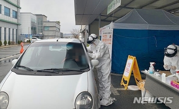 [청주=뉴시스]신종 코로나바이러스 감염증(코로나19) 선별진료소 드라이브 스루. (사진=청주시 제공)&nbsp; photo@newsis.com 