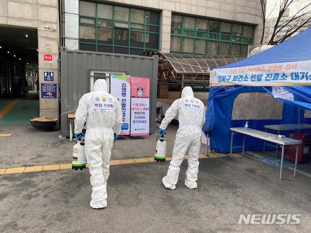 [서울=뉴시스] 서울 강북구 육군 방역지원. (사진=강북구 제공) 2020.03.05. photo@newsis.com 