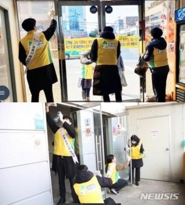 [대구=뉴시스]이은혜 기자 = 신천지 신도들이 대구 시내에서 봉사활동을 하고 있다는 글이 온라인에 퍼졌으나 사실이 아닌 것으로 확인됐다. 2020.03.05. (사진=온라인 커뮤니티 캡처) photo@newsis.com