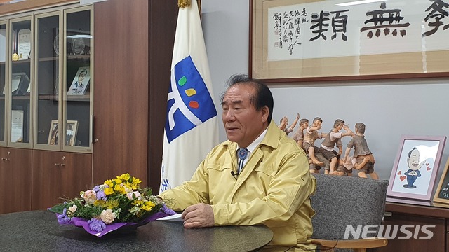 교직원 호소문 발표하는 장휘국 광주시교육감. 