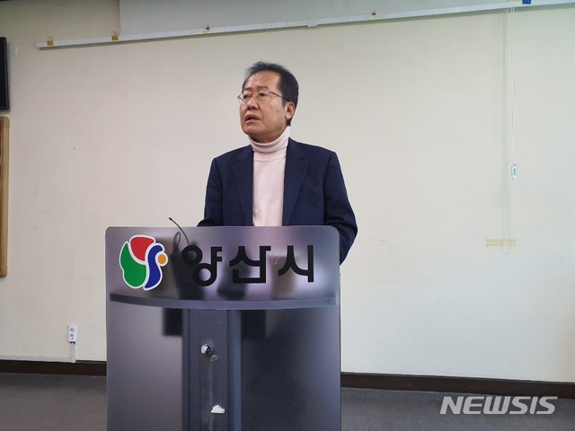 [양산=뉴시스] 안지율 기자 = 미래통합당 경남 양산을 선거구에 출사표를 던진 홍준표 예비후보가 5일 양산시청에서 출마공약을 발표하는 기자회견을 하고 있다.(사진=양산뉴스파크 제공) 2020.03.05. photo@newsis.com