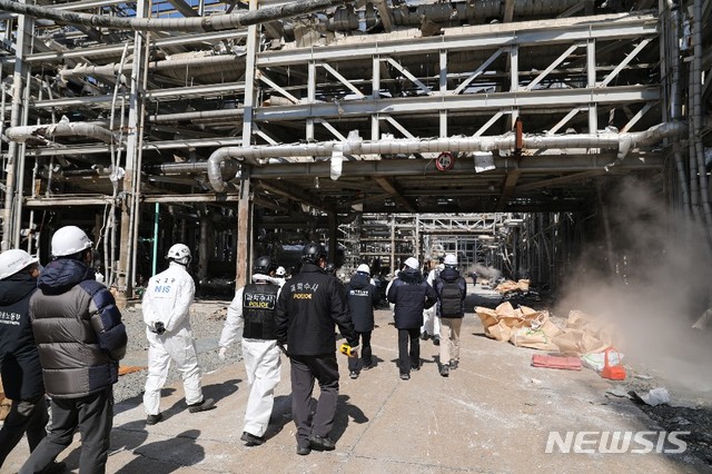 【서산=뉴시스】충남 서산 롯데케미칼 대산 공장에서 발생한 폭발사고와 관련 관계 당국이 5일 감식을 하기 위해 현장으로 진입하고 있다.(사진=충청남도)