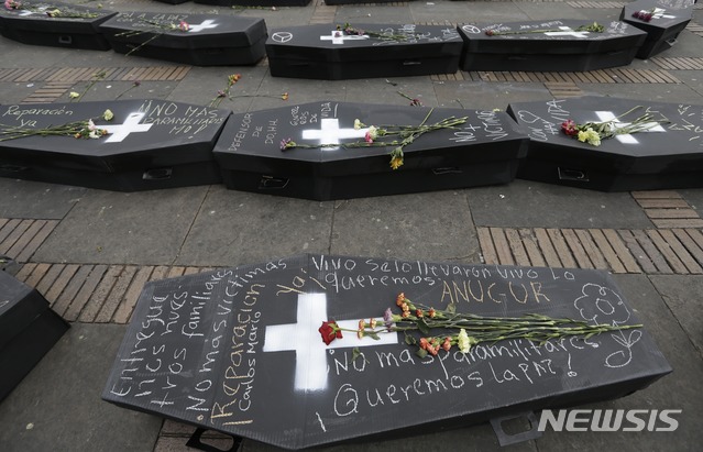 [보고타( 콜롬비아)= AP/뉴시스] 보고타 시내 볼리바르 광장에 2018년 4월 9일 코롬비아 내전 희생자들을 추모하는 상징적인 관들과 꽃이 진열되어 있다.&nbsp;&nbsp; 국제적십자위원회는 콜롬비아의 인권 탄압과 무력에 의한 공포로 인해 민간인들이 희생되고 있다며 정부-반군의 역사적 평화협정 이후에도 변함이 없다는 보고서를 3월 4일(현지시간) 발표했다.