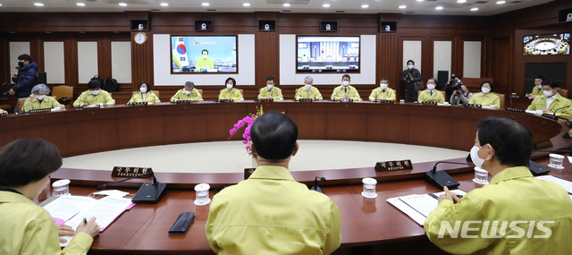 [서울=뉴시스] 전진환 기자 = 대구-서울-세종 영상 국무회의가 열린 5일 오전 서울 종로구 정부서울청사 영상 회의실에서 국무위원들이 마스크를 착용하고 있다. 2020.03.05.&nbsp; amin2@newsis.com