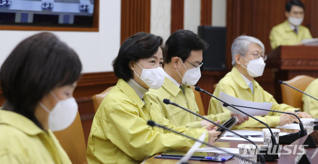 [서울=뉴시스] 전진환 기자 = 대구-서울-세종 영상 국무회의가 열린 5일 오전 서울 종로구 정부서울청사 영상 회의실에서 추미애 법무부장관 등 국무위원들이 마스크를 착용하고 있다. 2020.03.05. amin2@newsis.com