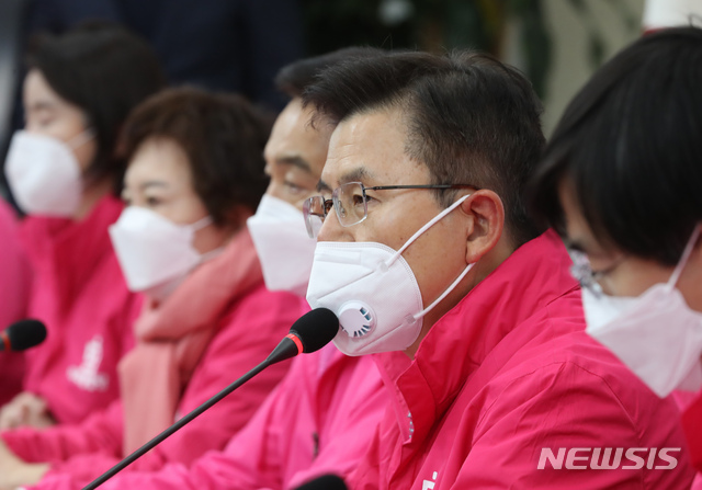 [서울=뉴시스] 고승민 기자 = 황교안 미래통합당 대표가 5일 서울 여의도 국회에서 열린 당 최고위원회의에서 발언하고 있다. 2020.03.05. kkssmm99@newsis.com