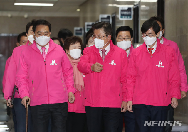 [서울=뉴시스] 고승민 기자 = 미래통합당 황교안 대표와 심재철 원내대표 등 지도부가 5일 서울 여의도 국회에서 열린 당 최고위원회의에 참석하고 있다. 2020.03.05.kkssmm99@newsis.com