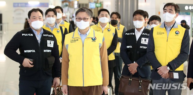 [인천공항=뉴시스]김선웅 기자 = 코로나19와 관련해 베트남에 격리된 우리 국민들을 지원하기 위한 신속대응팀(팀장 견종호 외교부 심의관)이 5일 오전 인천국제공항을 통해 출국하고 있다. 2020.03.05.    mangusta@newsis.com