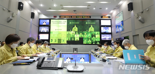 [서울=뉴시스] 전진환 기자 = 신종 코로나바이러스 감염증(코로나19) 대응 중앙재난안전대책본부 회의가 열린 5일 오전 서울 종로구 정부서울청사에서 각 부처 장관들이 영상을 통해 대구의 정세균 국무총리의 발언을 듣고 있다. 2020.03.05. amin2@newsis.com