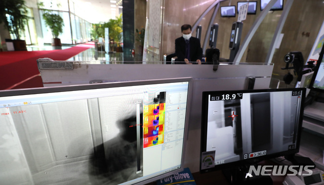 [서울=뉴시스] 전진환 기자 = 5일 오전 서울 종로구 정부서울청사 출입구에 신종 코로나바이러스 감염증(코로나19) 감염 예방을 위해 출입자들의 발열 체크를 위한 열화상 카메라가 설치되어 있다. 2020.03.05. amin2@newsis.com