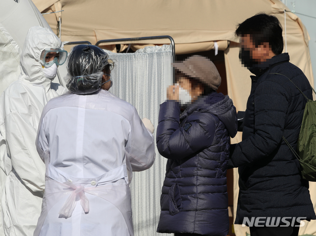 [서울=뉴시스]이윤청 기자 = 5일 오전 서울 중랑구 서울의료원에 마련된 신종 코로나바이러스 감염증(코로나19) 선별진료소에서 의료진이 진료 업무를 보고 있다. 2020.03.05.. radiohead@newsis.com