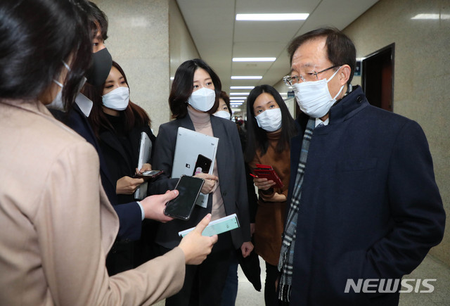 [서울=뉴시스] 장세영 기자 = 이석연 미래통합당  공천관리위원회 부위원장이 5일 서울 여의도 국회에서 열린 공천관리위원회 면접에 취재진의 질문을 받으며 참석하고 있다. 2020.03.05. photothink@newsis.com