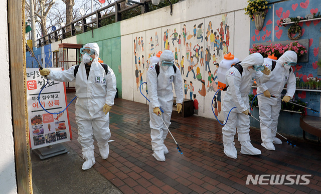 [대구=뉴시스] 이무열 기자 = 신종 코로나바이러스 감염증(코로나19) 확산방지를 위한 민·관·군 합동방역이 5일 오전 대구 중구 대봉동 김광석 길에서 진행되고 있다. 2020.03.05.lmy@newsis.com