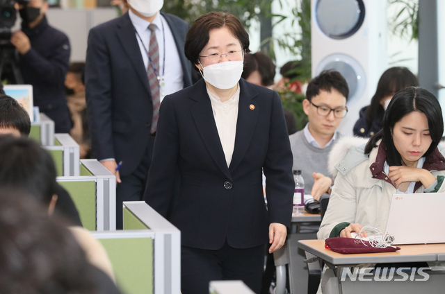 [세종=뉴시스] 강종민 기자 = 조성욱 공정거래위원회 위원장이 5일 오전 정부세종청사에서 국민이 체감하는 '공정하고 활기찬 시장 생태계' 구현을 위한 2020년 공정위 업무 계획 발표를 위해 단상으로 향하고 있다. 2020.03.05. ppkjm@newsis.com