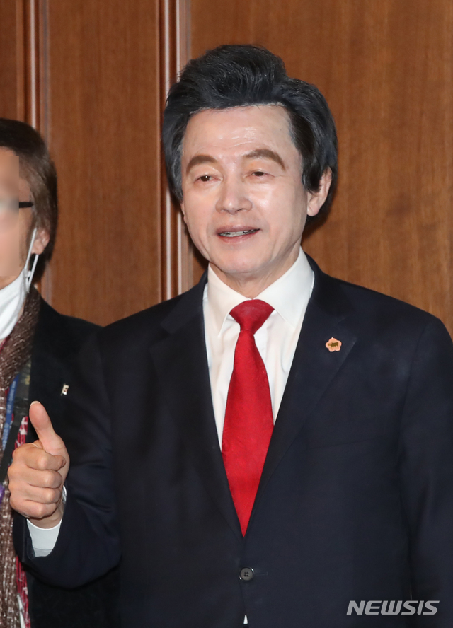 [서울=뉴시스] 조수정 기자 = 국가혁명배당금당 허경영 대표가 5일 오전 서울 여의도 당사에서 예비후보자 등록 1000명 돌파 기념 기자회견을 열고 기념촬영 하고 있다. 국가혁명배당금당은 1009명이 예비후보로 등록했다. 2020.03.05. chocrystal@newsis.com