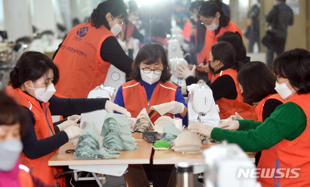 [광주=뉴시스] 류형근 기자 = 신종 코로나 바이러스 감염증(코로나19) 확산으로 마스크가 부족한 가운데 5일 오전 광주 광산구 하남동행정복지센터 2층에서 자원봉사센터 봉사자들이 저소득층 가정에 공급할 마스크를 직접 만들고 있다. 2020.03.05. hgryu77@newsis.com