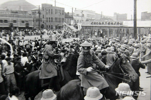 [서울=뉴시스] 1946년 5월 6일 1차 미소공동위원회가 무기 휴회에 들어가자 남한에서는 다시 반탁시위가 고조되어 좌우갈등이 심화되는 한편, 미소공위를 재개시키기 위한 김규식과 여운형 중심의 좌우합작운동이 시작됐다. 사진은 1946년 6월 23일 서울에서 열린 반탁시위대를 경찰들이 해산시키는 모습이다. (사진=미국 국립문서기록청) 2020.03.08. photo@newsis.com(* 위 사진은 재배포, 재판매, DB 및 활용을 금지합니다.)