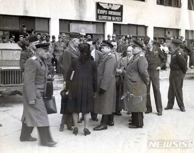 [서울=뉴시스] 1947년 서울에서 열린 2차 미소공동위원회 회담을 마치고 평양으로 가기 위해 김포비행장에 나온 소련대표단. 미국 수석대표 브라운 소장, 소련 수석대표 스티코프 중장, 레베데프 소련 대표 등이 보인다. (사진=미디어한국학 제공) 2020.03.08. photo@newsis.com