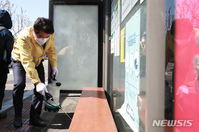 [서울=뉴시스]박준희 관악구청장이 5일 서울 관악구 서림동에서 신종 코로나바이러스 감염증(코로나19) 확산방지 방역활동을 하고 있다. (사진=관악구 제공) 2020.03.05.photo@newsis.com