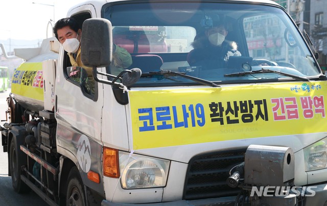 [서울=뉴시스]박준희(왼쪽) 관악구청장이 5일 서울 관악구 일대에서 살수차량을 이용한 신종 코로나바이러스 감염증(코로나19) 확산방지 방역활동을 점검하고 있다. (사진=관악구 제공) 2020.03.05.photo@newsis.com