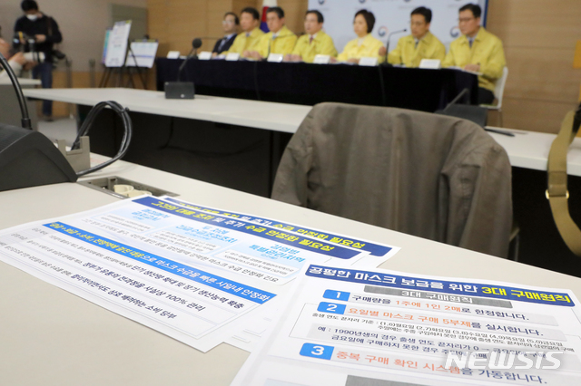 [서울=뉴시스]김근현 기자 = 김용범(오른쪽 두번째) 기획재정부 1차관이 5일 오후 정부서울청사에서 마스크 수급 안정화 대책 합동브리핑을 하고 있다. 2020.03.05.khkim@newsis.com