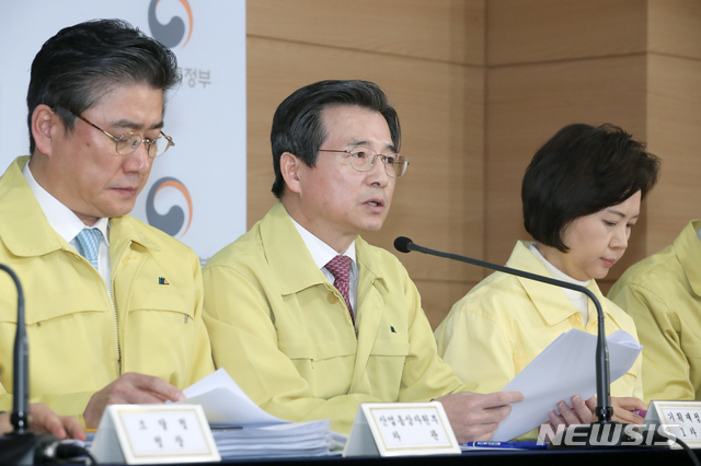 [서울=뉴시스]김근현 기자 = 김용범(오른쪽 두번째) 기획재정부 1차관이 5일 오후 정부서울청사에서 마스크 수급 안정화 대책 합동브리핑을 하고 있다. 2020.03.05.khkim@newsis.com