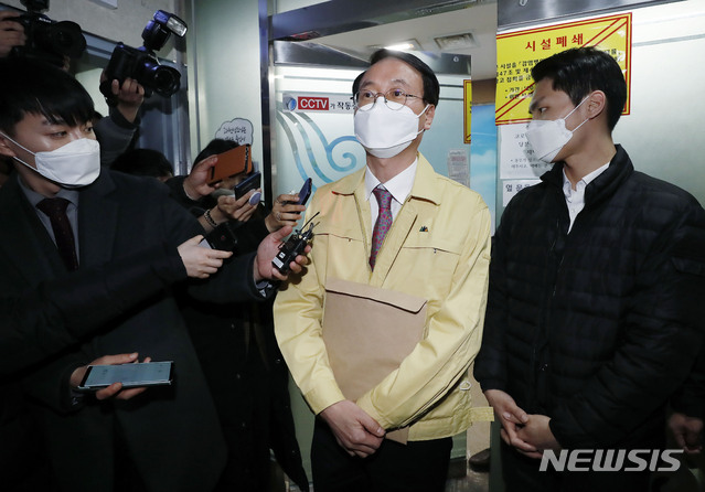 [과천=뉴시스] 최동준 기자 = 중앙사고수습본부 특별관리전담반이 지난 5일 경기 과천시 신천지 교회 본부에서 신도, 교육생 인적사항 등 행정 조사를 실시한 뒤 교회를 나오고 있다. 2020.03.05.&nbsp;&nbsp; photocdj@newsis.com