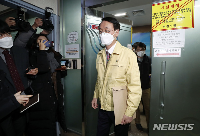 [과천=뉴시스] 최동준 기자 = 중앙사고수습본부 특별관리전담반이 5일 경기 과천시 신천지 교회 본부에서 신도, 교육생 인적사항 등 행정 조사를 실시한 뒤 교회를 나오고 있다. 2020.03.05.&nbsp; photocdj@newsis.com