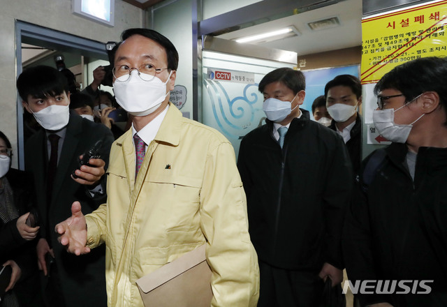 [과천=뉴시스] 최동준 기자 = 중앙사고수습본부 특별관리전담반이 5일 경기 과천시 신천지 교회 본부에서 신도, 교육생 인적사항 등 행정 조사를 실시한 뒤 교회를 나오고 있다. 2020.03.05.&nbsp; photocdj@newsis.com 