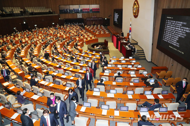 [서울=뉴시스] 장세영 기자 = 미래통합당 의원들이 5일 서울 여의도 국회에서 열린 본회의에서 인터넷전문은행 설립 및 운영에 관한 특례법 일부개정법률안이 부결되자 항의하며 퇴장하고 있다.  2020.03.05. photothink@newsis.com