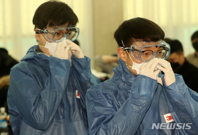 [서울=뉴시스]박주성 기자 = 2020년 3월 신임 공중보건의사들이 직무교육을 받고 있는 모습. 2020.03.05. park7691@newsis.com