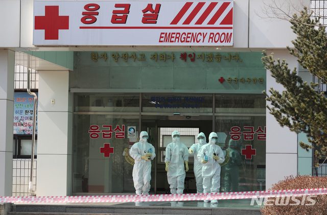 [서울=뉴시스]5일 국가 감염병 전담병원으로 개원한 국군대구병원에서 군 의료진이 방호복을 입고 응급실을 나서고 있다. (사진=국방일보 제공) 2020.03.05.&nbsp; photo@newsis.com 