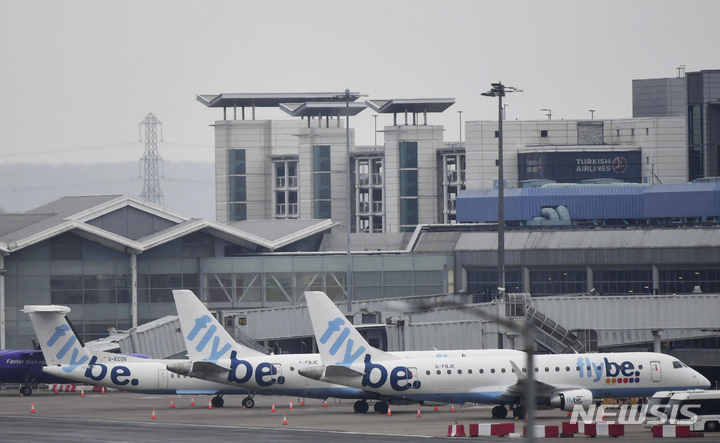 [버밍엄=AP/뉴시스]영국의 대표적인 저비용 항공사인 플라이비의 여객기 모습. 2023.01.28.
