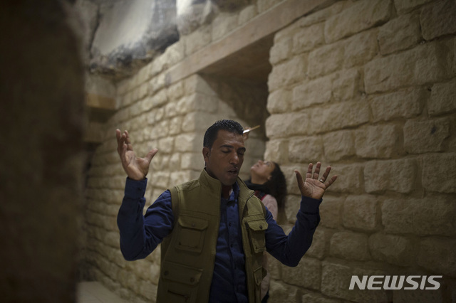 [사카라(이집트)=AP/뉴시스] 이집트 정부가 14년간의 복원 공사 끝에 '이집트 최초의 피라미드'인 조세르 피라미드(Djoser Pyramid)를 5일(현지시간) 다시 일반에 공개했다. 사진은 한 이집트 고고학자가 피라미드 내부를 둘러보고 있다. 2020.03.06