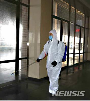 [서울=뉴시스] 북한 노동신문이 지난달 4일 보도한 신의주역의 '코로나 19' 방역 장면. 북한의 대남 인터넷매체 우리민족끼리는 6일 '코로나 19' 예방을 위해 전국 강하천과 상하수도사업소에서 수질검사와 소독을 강화하고 있다고 전했다. (출처=노동신문) 2020.02.04.