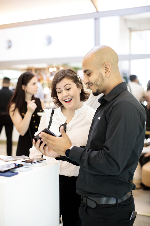 [서울=뉴시스] 지난 2월18일(현지시간) 호주 시드니 보타닉 하우스에서 진행된 '갤럭시 S20' 런칭 행사에서 제품을 체험하고 있는 모습. 사진 삼성전자