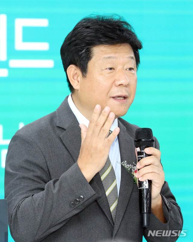 [서울=뉴시스] 전자랜드 홍봉철 회장이 전직원 화상회의를 진행하고 있다.