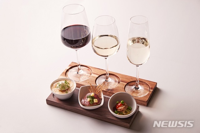 [서울=뉴시스]르 메르디앙 서울 ‘셰프 팔레트'의 아뮤즈 부슈와 와인 테이블 페어링 서비스
